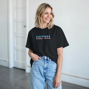 Koszulka z nadrukiem w stylu retro synthwave z typografią – vintage'owa odzież uliczna z roku 2000 zdjęcie 4