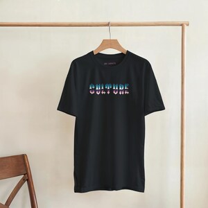 Koszulka z nadrukiem w stylu retro synthwave z typografią – vintage'owa odzież uliczna z roku 2000 zdjęcie 5