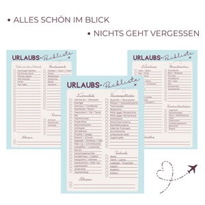 Pode incluir: Três listas de verificação azul claro com texto em alemão, intituladas "URLAUBS-Packliste" (Lista de verificação de férias). As listas incluem artigos de cosméticos, roupas e viagens. A frase "Alles schön im Blick" (Tudo à vista) está no topo.