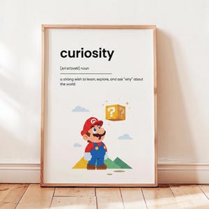 以下が含まれることがあります： curiosityという単語、発音記号、および定義「a strong wish to learn, explore, and ask why about the world」が記載された額入りアートプリント。テキストの下には、黄色いハテナブロックを見上げるマリオのイラストが描かれています。