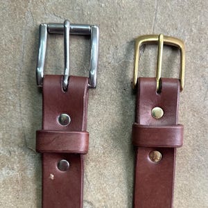 Klassischer brauner Ledergürtel – Pflanzlich gegerbtes Vollrindleder – Custom Sizing – Handgefertigter Gürtel für Jeans oder Kleid – langlebiges und zeitloses Geschenk