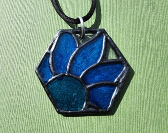 Collier à pendentif tournesol bleu et sarcelle recto-verso - Fleurs scintillantes en émail superposées sur hexagone en acrylique transparent - Conception faite main