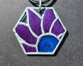 Collier pendentif tournesol violet et bleu recto-verso - Fleurs scintillantes en émail superposées sur hexagone en acrylique transparent - Conception faite main