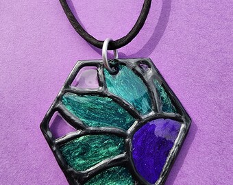 Collier à pendentif tournesol bleu sarcelle et violet recto-verso - Fleurs scintillantes en émail superposées sur hexagone en acrylique transparent - Conception faite main