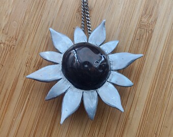 Collier à pendentif tournesol wengé en aluminium - fait main