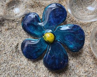 Pendentif en aluminium fleur bleue - Collier de tourbillon de résine fait à la main