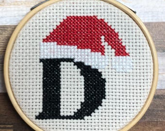 26 letras navideñas ~ A-Z y otras letras intermedias ~ Alfabeto de gorro de Papá Noel ~ Conjunto de 26 mini patrones de punto de cruz (Descarga en PDF)