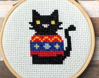 Gato encantador con un suéter monísimo ~ Gato negro festivo ~ Gatito acogedor ~ Patrón de punto de cruz (descarga en PDF)