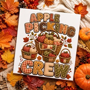 Puede incluir: Un lienzo blanco con el texto APPLE PICKING CREW en un patrón de tela acolchada. El diseño incluye tres cestas tejidas llenas de manzanas rojas y verdes y pequeñas calabazas, rodeadas de hojas de otoño y bayas.
