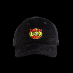 Könnte beinhalten: Eine schwarze Baseballkappe aus Kord mit einem gestickten Aufnäher auf der Vorderseite. Der Aufnäher zeigt ein gelb-grünes kreisförmiges Design mit einem blauen Auge in der Mitte und dem roten Text SICK SAD WORLD in tropfender Schrift.
