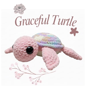 Puede incluir: Una tortuga de ganchillo rosa claro con un caparazón multicolor. La tortuga tiene ojos negros grandes y el texto "Graceful Turtle" en escritura malva. Elementos florales decorativos rodean la tortuga.