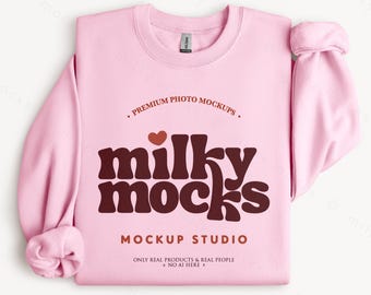 Maqueta de sudadera Gildan 18000 rosa claro / Foto real en blanco, cuello redondo plegado, diseño plano (descarga digital)