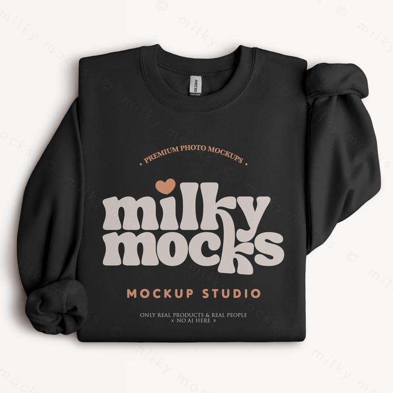 K&ouml;nnte beinhalten: Schwarzes Sweatshirt mit Rundhalsausschnitt und dem Text "milky mocks" in Retro-Schrift, einem Herz und den S&auml;tzen "Premium Photo Mockups", "Mockup Studio" und "Only Real Products & Real People * No AI Here".