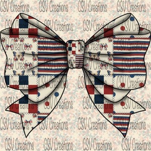 Puede incluir: Un gran lazo decorativo con temática patriótica. El lazo presenta un diseño de patchwork con patrones rojos, blancos y azules, incluyendo rayas, cuadrados y lunares. Acentos de mariposas y flores añaden detalles. El fondo es un patrón floral.