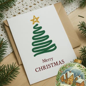 Op de afbeelding: Een witte kerstkaart met een groen, gestileerd kerstboomontwerp en een gouden ster erbovenop. De woorden "Merry Christmas" zijn gedrukt in bordeauxrood. De kaart zit in een bruine envelop.