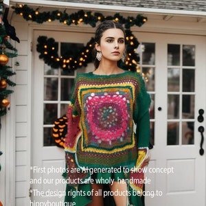 Puede incluir: Un suéter de crochet verde, rosa, amarillo y marrón con un patrón cuadrado. El suéter tiene mangas largas y un ajuste holgado.