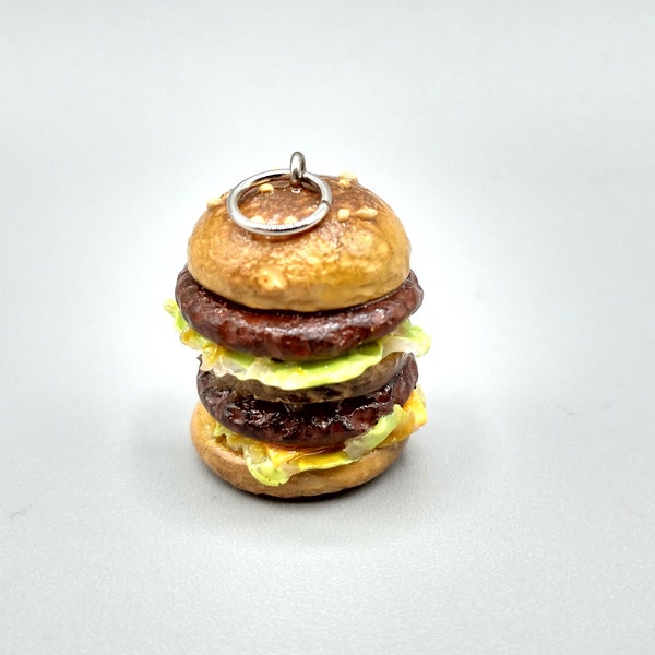 Petit charme réaliste détaillé de mini hamburger, charme en argile polymère fait à la main