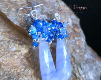 Könnte beinhalten: Handgefertigte Edelsteinohrringe mit einer Ansammlung kleiner blauer Perlen und einem facettierten, hellblauen, tropfenförmigen Stein. Die Ohrringe sind an silbernen Haken befestigt.