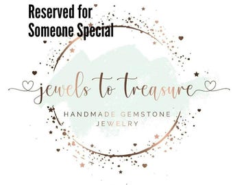 Könnte beinhalten: Ein kreisförmiges Logo mit dem Text Reserved for Someone Special oben, jewels to treasure in Schreibschrift in der Mitte und HANDMADE GEMSTONE JEWELRY darunter, umgeben von einem kupferfarbenen Ring aus Sternen und Punkten.
