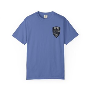 DEPARTAMENTO DE POLÍCIA DE ZOOTOPIA - Camiseta com a bandeira da linha azul fina do chefe Bogo - Parques da Disney, Disney World, Disneylândia Camiseta de algodão com estampa gráfica imagem 2
