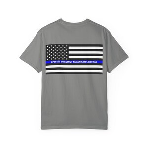 DEPARTAMENTO DE POLÍCIA DE ZOOTOPIA - Camiseta com a bandeira da linha azul fina do chefe Bogo - Parques da Disney, Disney World, Disneylândia Camiseta de algodão com estampa gráfica imagem 3