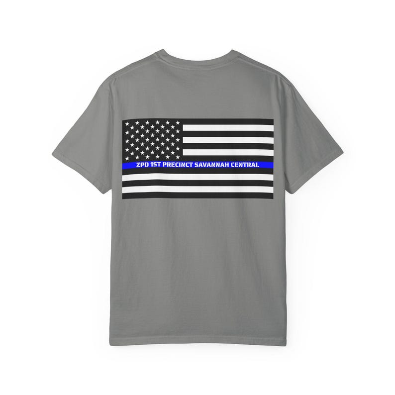 DEPARTAMENTO DE POLÍCIA DE ZOOTOPIA - Camiseta com a bandeira da linha azul fina do chefe Bogo - Parques da Disney, Disney World, Disneylândia Camiseta de algodão com estampa gráfica imagem 3