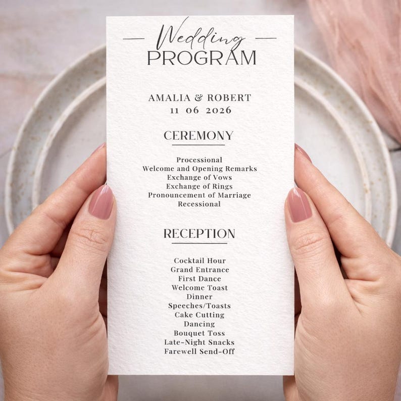 K&ouml;nnte beinhalten: Ein Hochzeitsplan, der von H&auml;nden gehalten wird, mit dem Text "Wedding PROGRAM" oben. Das Programm listet die Zeremonie- und Rezeptionsdetails auf, einschlie&szlig;lich der Namen AMALIA & ROBERT und dem Datum 11 06 2026. Das Programm ist wei&szlig; mit schwarzem Text.