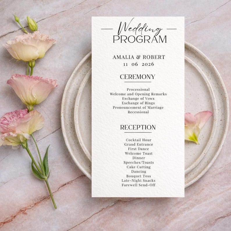 K&ouml;nnte beinhalten: Ein Hochzeitsprogramm auf einer wei&szlig;en Karte mit dem Text "Wedding Program", Namen und Datum. Das Programm listet die Zeremonie- und Empfangsereignisse auf. Die Karte liegt auf einem wei&szlig;en Teller mit rosa Blumen.
