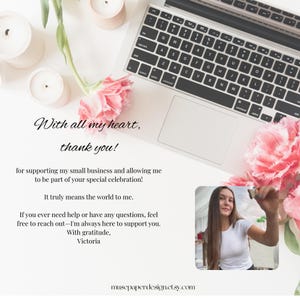 K&ouml;nnte beinhalten: Eine Laptop-Tastatur, rosa Blumen und Kerzen sind auf einer wei&szlig;en Oberfl&auml;che angeordnet. Der Text lautet "With all my heart, thank you!" und dr&uuml;ckt Dankbarkeit f&uuml;r die Unterst&uuml;tzung eines kleinen Unternehmens aus. Eine Frau ist in der Ecke abgebildet.