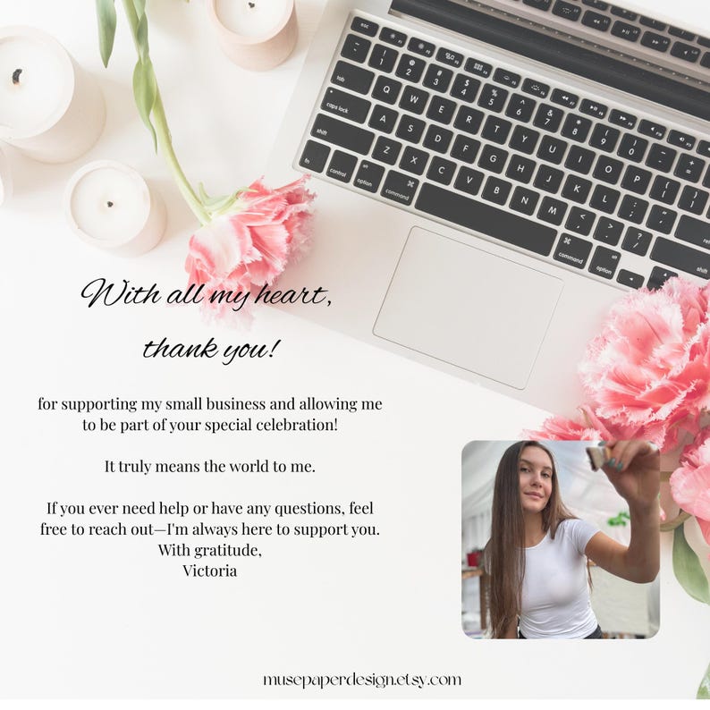 K&ouml;nnte beinhalten: Eine Laptop-Tastatur, rosa Blumen und Kerzen sind auf einer wei&szlig;en Oberfl&auml;che angeordnet. Der Text lautet "With all my heart, thank you!" und dr&uuml;ckt Dankbarkeit f&uuml;r die Unterst&uuml;tzung eines kleinen Unternehmens aus. Eine Frau ist in der Ecke abgebildet.