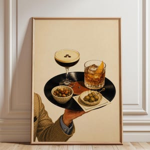 Może przedstawiać: Oprawiony wydruk przedstawiający ilustrację w stylu vintage z koktajlami i oliwkami serwowanymi na płycie winylowej. Wydruk przedstawia martini, old fashioned i dwie małe miseczki z oliwkami, tworząc scenę retro baru.