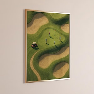 Puede incluir: Vista aérea de un campo de golf enmarcada en oro. La imagen muestra un green con golfistas, trampas de arena y un carrito de golf rojo. El green está rodeado de trampas de arena y colinas.