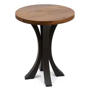 Pode incluir: Uma mesa lateral redonda com um tampo de madeira escura e uma base preta e curva. O tampo da mesa &eacute; feito de madeira castanha clara e a base tem um design moderno &uacute;nico. A mesa tem aproximadamente 61 cm de altura e 51 cm de di&acirc;metro.