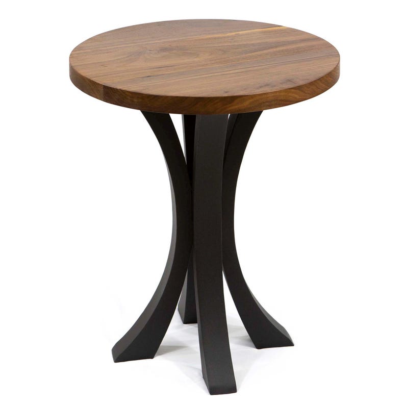 Pode incluir: Uma mesa lateral redonda com um tampo de madeira escura e uma base preta e curva. O tampo da mesa &eacute; feito de madeira castanha clara e a base tem um design moderno &uacute;nico. A mesa tem aproximadamente 61 cm de altura e 51 cm de di&acirc;metro.
