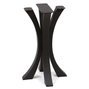 Pode incluir: Base de mesa de metal preto com um design moderno. A base apresenta tr&ecirc;s pernas curvas e uma placa superior retangular para fixar um tampo de mesa. As pernas s&atilde;o conectadas por um suporte central.