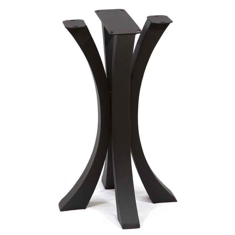 Pode incluir: Base de mesa de metal preto com um design moderno. A base apresenta tr&ecirc;s pernas curvas e uma placa superior retangular para fixar um tampo de mesa. As pernas s&atilde;o conectadas por um suporte central.