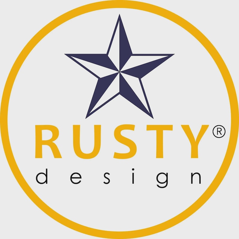 Pode incluir: Logotipo circular com uma estrela azul marinho. A palavra "RUSTY" em amarelo est&aacute; acima de "design" em preto. O logotipo &eacute; envolvido por um anel amarelo sobre um fundo branco.