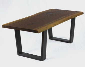 Mesa de centro de 16" de alto, patas trapezoidales, superficie ancha.