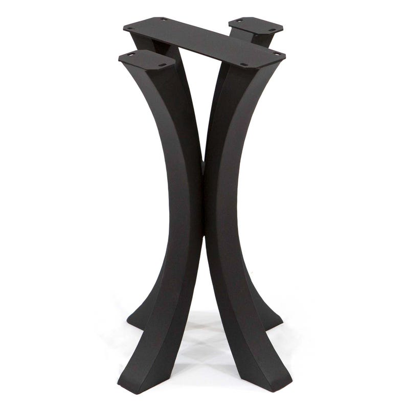 Pode incluir: Base de mesa de metal preto com um design moderno. A base apresenta duas pernas curvas que se cruzam, suportando um tampo retangular com placas de montagem. As pernas t&ecirc;m aproximadamente 71 cm de altura.