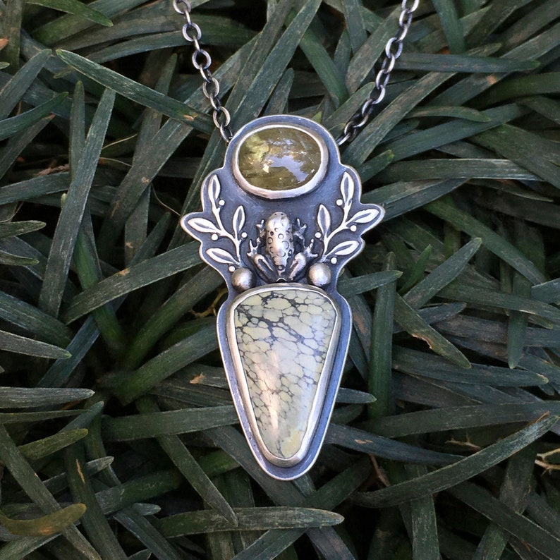 Frog pendant with tree frog variscite and sapphire in Sterling Silver nature leaves botanical granulation green yellow Boho Gypsy Indie image 1