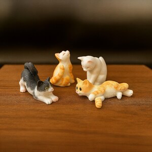 ミニチュア猫の置物 | 1:12 スケールの樹脂製子猫 | ドールハウスの動物アクセサリー | 妖精の庭の猫 | DIY マイクロ風景装飾。