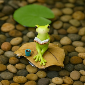 Miniature Small Frog Reading Book with Coffee – Leaf Animal Figurine for Fairy Garden, Terrarium Decor, DIY Mini Garden Accessories.