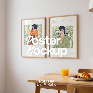 Könnte beinhalten: Zwei gerahmte Kunstdrucke mit Illustrationen von Frauen in einem Raum. Die Drucke befinden sich in hellen Holzrahmen und hängen an einer weißen Wand. Ein Holztisch mit einem Glas Orangensaft, einem Teller mit Croissant und Beeren sowie Stühle befinden sich im Vordergrund. Der Text "Poster Mockup" ist über das Bild gelegt.