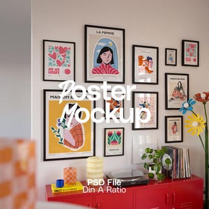 Puede incluir: Una exhibición mural de impresiones artísticas enmarcadas en varios tamaños y diseños. Las impresiones presentan ilustraciones con temas de corazones, retratos y patrones florales abstractos. Los marcos son negros. El texto "Poster Mockup" es visible.