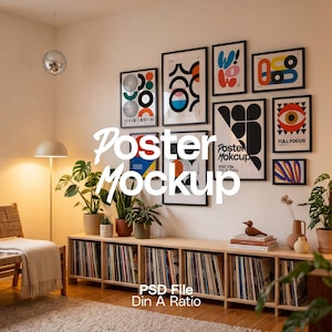 Pode incluir: Uma cena de sala de estar com uma galeria de impressões de arte emolduradas com designs abstratos. Uma consola de madeira contém discos de vinil. A sala é decorada com plantas, um banco e um candeeiro de pé. O texto "Poster Mockup" é exibido na parede.