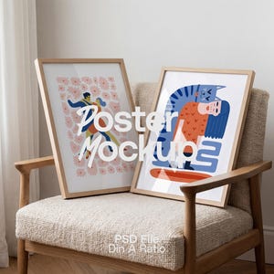 Puede incluir: Dos impresiones artísticas enmarcadas con ilustraciones coloridas, una con bailarines y otra con una persona con un gato. Los marcos son de madera clara y las impresiones se exhiben en una silla tapizada beige. El texto "Poster Mockup" es visible.