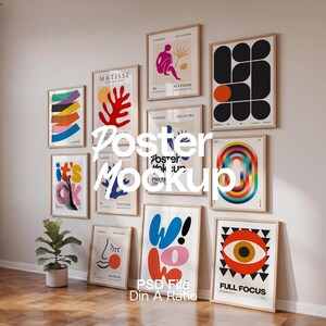 Puede incluir: Una exhibición mural de impresiones artísticas enmarcadas con varios diseños abstractos y el texto "Poster Mockup". Las impresiones presentan colores y formas llamativas, incluido un ojo grande y las palabras "Full Focus". Una pequeña planta en maceta está en el suelo.