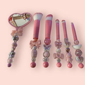 Juego de brochas de maquillaje de color rosa bebé hechas a mano con cuentas y espejo
