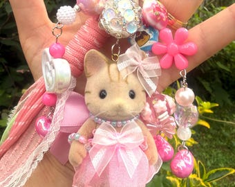 Adorable llavero Sylvanian de plástico grueso.