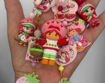 Llavero con dije de Strawberry Shortcake hecho a mano – Accesorio nostálgico de los años 2000